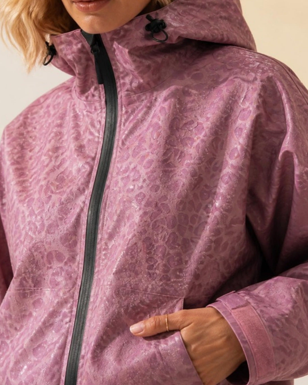 Fenna Regenjas Roze - luipaardprint zichtbaar bij regen