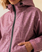 Fenna Regenjas Roze - luipaardprint zichtbaar bij regen